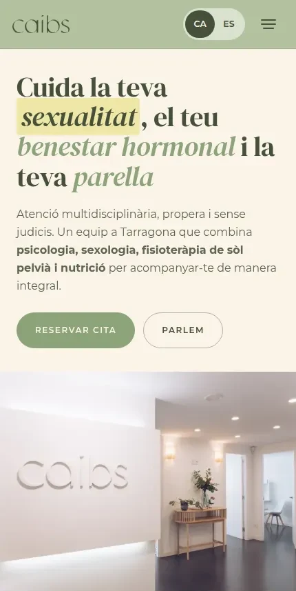 Portada de CAIBS en el móvil, con el titular, la foto del centro y la presentación